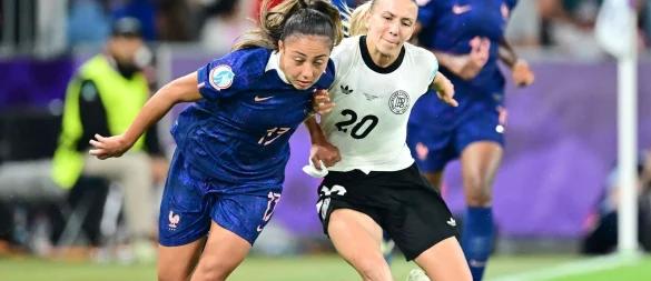 Die Französin Selma Bacha (l) fand den Sieg der deutschen Fußballerinnen unverdient. - © Sebastian Christoph Gollnow/dpa