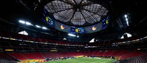 Dach zu: Im imposanten - und vor allem - klimatisierten Stadion von Atlanta kämpfen die Bayern gegen Paris um den Einzug ins WM-Halbfinale. - © Sven Hoppe/dpa
