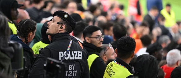 Der Vorfall in der Verlängerung sorgte für ein Großaufgebot an Sicherheitskräften und medizinischem Personal auf der Tribüne. - © Sven Hoppe/dpa