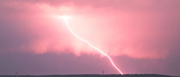 Gewitter haben beim Hurricane-Festival für eine Zwangspause gesorgt. (Symbolbild) - © Julian Stratenschulte/dpa