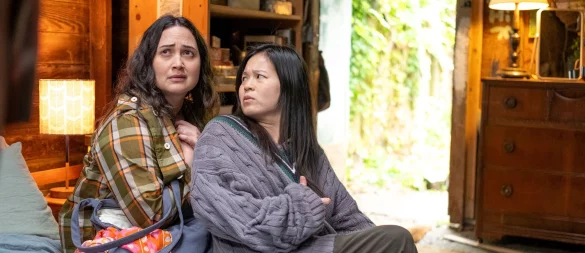 Lily Gladstone und Kelly Marie Tran in einer Szene des Films «The Wedding Banquet». - © Luka Cyprian/Universal/dpa