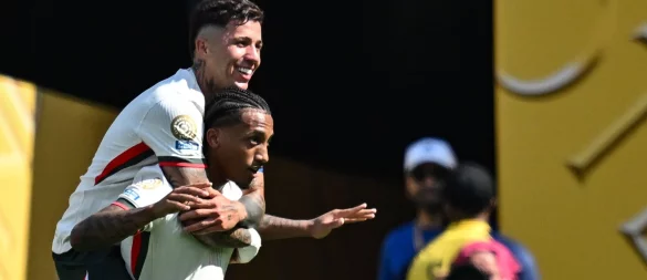 Enzo Fernandez (oben) feiert Matchwinner João Pedro nach dessen zweitem Tor gegen seinen Ex-Club Fluminense. Der Brasilianer hebt entschuldigend die Hände. - © Sven Hoppe/dpa