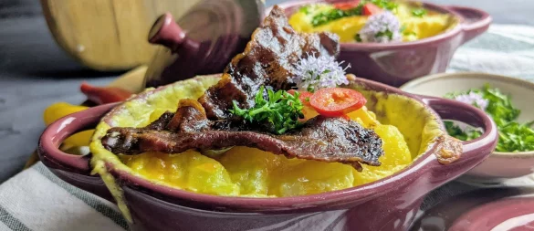 Rund um den Auflauf werden die Schälchen mit den Toppings platziert - so kann jeder selbst wählen, was er mag. - © Doreen Hassek/hauptstadtkueche.blogspot.com/dpa-tmn