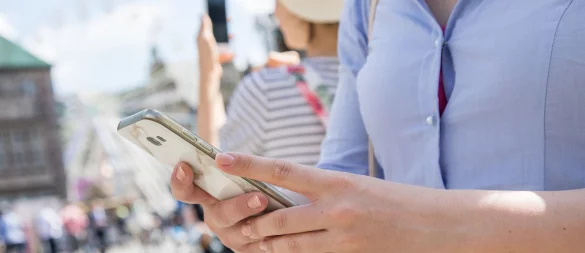 Unterwegs als Tourist oder abseits bekannter Pfade: Dann ist die Kartenanwendung auf dem Smartphone ein unverzichtbares Tool. - © Christin Klose/dpa-tmn