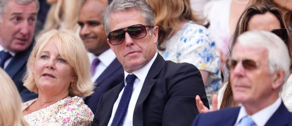 Hugh Grant verbrachte den Tennis-Tag in der Royal Box. - © Adam Davy/PA Wire/dpa
