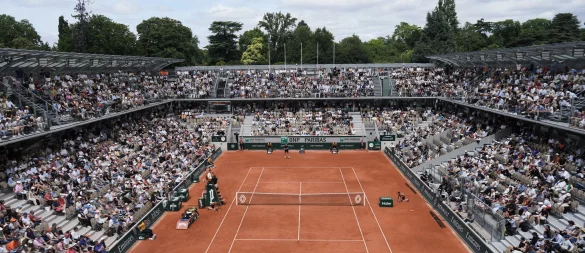In einem der schönsten Stadien zog Alexander Zverev in Runde drei ein. - © Thibault Camus/AP/dpa