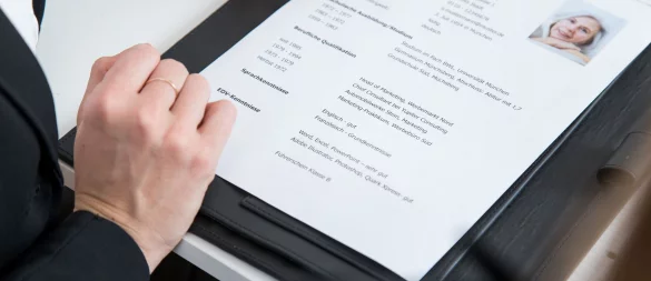 Ein Bewerbungsprozess kann nervenaufreibend sein - zusätzliche Einstellungstests können Unsicherheit auslösen. Was gilt? - © Christin Klose/dpa-tmn