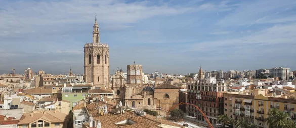Die Kathedrale von Valencia überragt die Altstadt der Mittelmeermetropole. - © Alexandra Frank/dpa-tmn