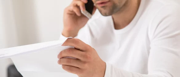 Die Verdachtskündigung muss schriftlich erfolgen. Und wie bei jeder anderen Kündigung kann sich der Arbeitnehmer beim Betriebsrat Unterstützung holen. - © Christin Klose/dpa-tmn