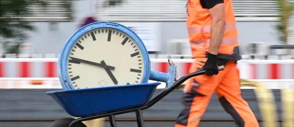 Der Arbeitgeber kann die Arbeitszeit nicht ohne eine Änderungskündigung kürzen. - © Arne Dedert/dpa/dpa-tmn