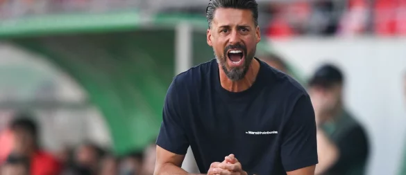 Augsburgs Trainer Sandro Wagner ist mit Leidenschaft bei seinem Debüt im Einsatz. - © Hendrik Schmidt/dpa