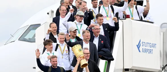 Rückkehr nach Stuttgart: Die Pokalsieger des VfB nach der Landung. - © Marijan Murat/dpa