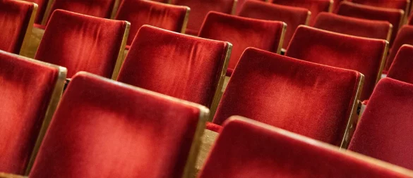 Der Deutsche Bühnenverein und Gewerkschaften haben Arbeitszeit und Planbarkeit von Bühnenbeschäftigten neu geregelt. (Symbolbild) - © Hannes P Albert/dpa