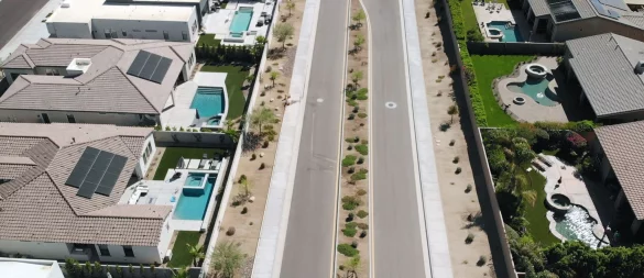 Pools sind kein Privileg von Superreichen mehr. - © Robert Cöllen/Arte/dpa