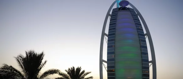 Während viele Sonnenziele im Herbst günstiger zu buchen sind, wird es in Dubai eher teurer. - © Marcus Brandt/dpa/dpa-tmn
