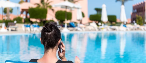 Realität für viele Beschäftigte: Einer aktuellen Umfrage zufolge arbeiten mehr als 57 Prozent der Deutschen gelegentlich oder sogar regelmäßig im Urlaub. - © Benjamin Nolte/dpa-tmn