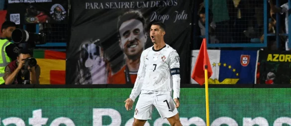 Cristian Ronaldo widmete seinen Treffer zum 3:0 dem verstorbenen Diogo Jota. - © Hakob Berberyan/AP/dpa