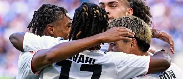 Eintracht Frankfurt bejubelte in Hoffenheim den zweiten Saisonsieg. - © Uwe Anspach/dpa