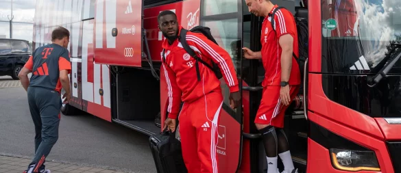Für die Stars des FC Bayern wie Dayot Upamecano (m) steht jetzt Urlaub an. - © Leonie Asendorpf/dpa