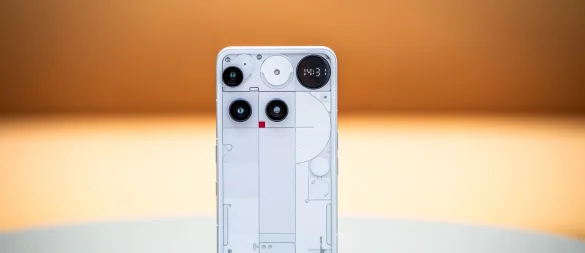 Striche, Kästen, Kreise und ein Bruch mit gewohnten Sichtlinien - die Rückseite des Nothing Phone 3 ist mindestens interessant. - © Zacharie Scheurer/dpa-tmn