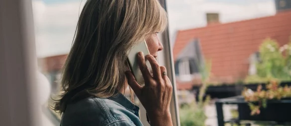 Kriminelle Anrufer üben am Telefon oft Druck aus, um an sensible Daten zu gelangen. Der beste Schutz: einfach auflegen. - © Zacharie Scheurer/dpa-tmn