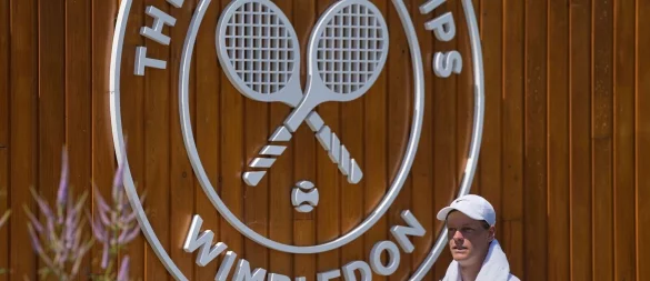 Ganz schön warm: Der Italiener Jannik Sinner bereitet sich auf Wimbledon vor. - © Kin Cheung/AP/dpa