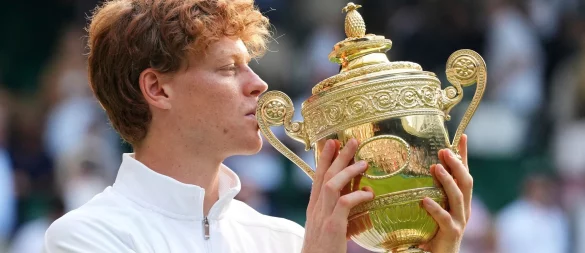 Jannik Sinner feiert seinen ersten Wimbledon-Triumph. - © Kirsty Wigglesworth/AP/dpa