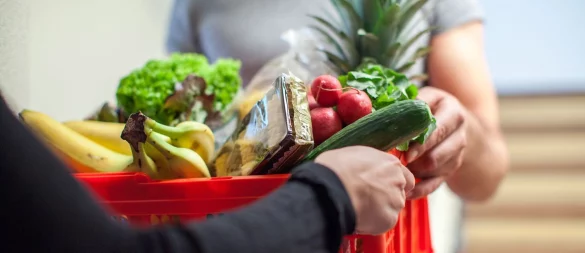Anders als im Supermarkt müssten Online-Händler weder das Mindesthaltbarkeits- noch das Verbrauchsdatum vor dem Kauf angeben. - © Christin Klose/dpa-tmn