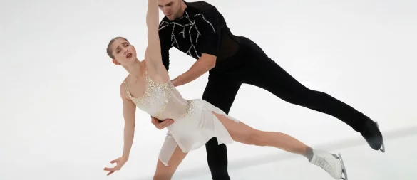 Minerva Hase (l) und Nikita Volodin liegen nach dem Kurzprogramm bei der Nebelhorn Trophy in Oberstdorf auf Platz zwei. - © Sergei Grits/AP/dpa