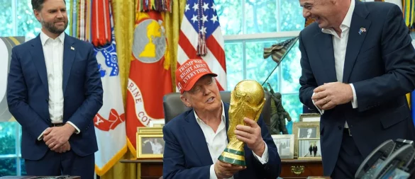 Donald Trump präsentiert den WM-Pokal - © Jacquelyn Martin/AP/dpa