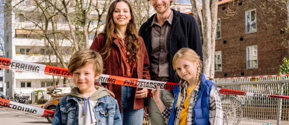 Singlemann mit Tochter trifft Alleinerziehende mit Sohn: Philipp (Ulrich Friedrich Brandhoff, r.) mit Tochter Miriam (Mia Grace Herold, r. unten) und Frederike (Mina Tander, li.) mit Sohn Fritz (William Vonnemann, li. unten). - © Martin Rottenkolber/ARD/DEGETO/dpa
