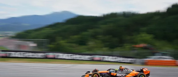Lando Norris rast der Konkurrenz in Spielberg davon. - © Darko Bandic/AP/dpa