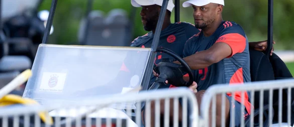 Vincent Kompany kommt im Golfcart zum Training. - © Sven Hoppe/dpa