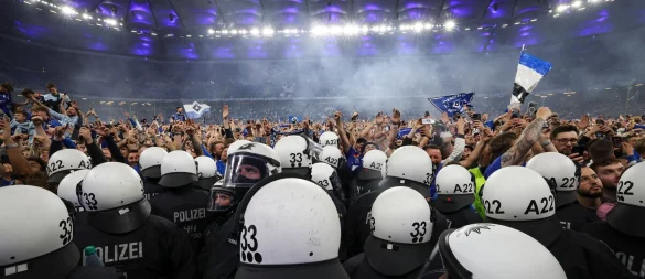 Stoßen immer wieder beim Fußball aufeinander: Polizei und Fußballfans - © Christian Charisius/dpa