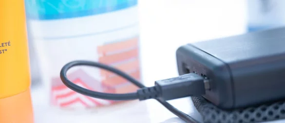 Powerbanks sind unverzichtbare Begleiter für Reisende: Vor dem Flug sollten Passagiere jedoch die Bestimmungen ihrer Airline im Blick behalten. - © Sebastian Gollnow/dpa/dpa-tmn