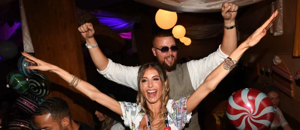 Cathy Hummels und Rapper Kollegah feiern im Cafe Kaiserschmarren. - © Felix Hörhager/dpa