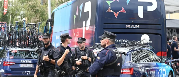 Einsatzkräfte sichern Teamfahrzeuge des Radrennstalls Israel-Premier Tech bei der Vuelta. - © David De Haro/EUROPA PRESS/dpa