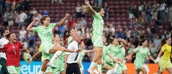 Italiens Fußballerinnen bejubeln den Halbfinal-Einzug bei der EM. - © Alessandra Tarantino/AP/dpa