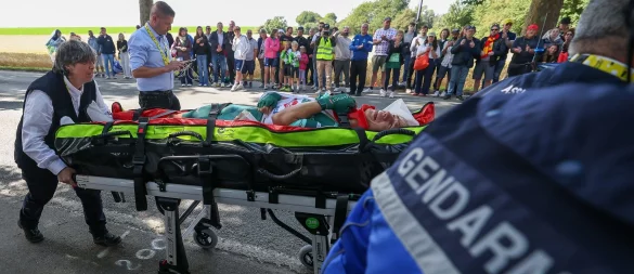 Nach dem Sturz ging es für den Belgier Jasper Philipsen gleich ins Krankenhaus. - © Matthieu Botte/MAXPPP/dpa