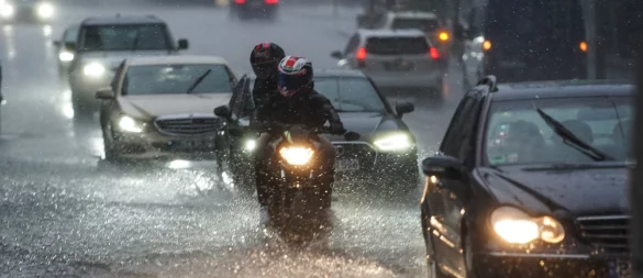 Land unter: Starkregen kann die Straßenverhältnisse binnen kurzer Zeit komplett verändern. Auto- und Motorradfahrer kann das in Stress versetzen. - © Jörg Carstensen/dpa/dpa-tmn