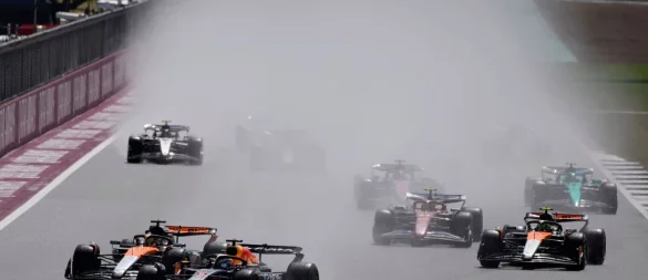 Regen und eine nasse Piste sorgen in Silverstone für Chaos. - © Darko Bandic/AP/dpa
