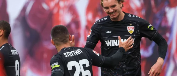 Stuttgarts Spieler Nick Woltemade (r) und Deniz Undav jubeln nach dem 2:2 in Leipzig. - © Jan Woitas/dpa