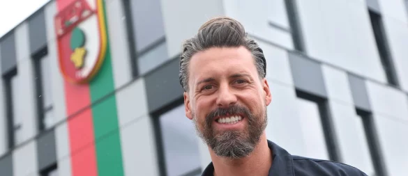 Der neue Trainer Sandro Wagner posiert vor der Geschäftsstelle des FC Augsburg. - © Karl-Josef Hildenbrand/dpa