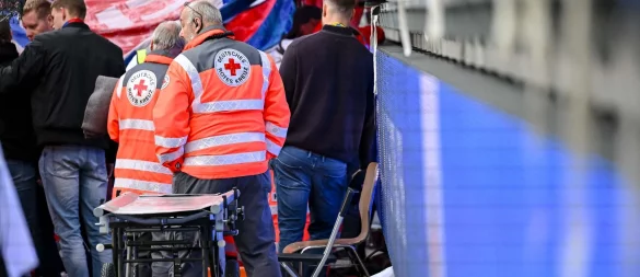 Das Spiel in Heidenheim wird von einem medizinischen Notfall überschattet. - © Harry Langer/dpa