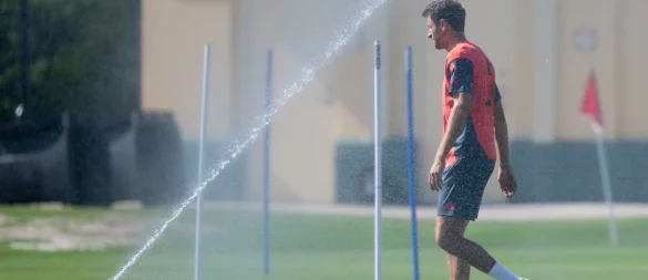 Bloß keine kalte Dusche zum WM-Start: Thomas Müller. - © Sven Hoppe/dpa