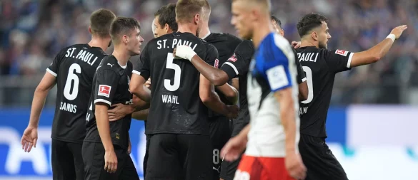 St. Paulis Spieler jubeln nach dem Treffer zum 0:1. - © Marcus Brandt/dpa