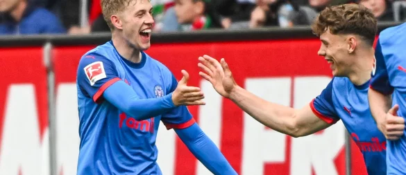 Kiels Doppel-Torschütze Alexander Bernhardsson (l) feiert in Augsburg. - © Armin Weigel/dpa
