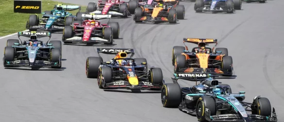 George Russell behauptet sich am Start vor Max Verstappen. - © Christinne Muschi/The Canadian Press/AP/dpa
