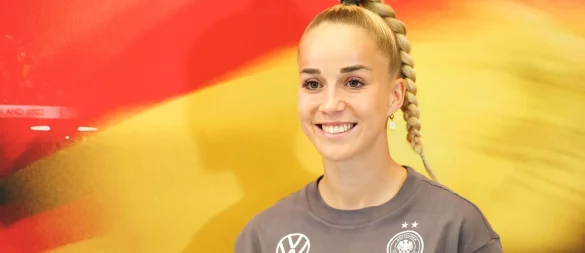 Rhetorisch versiert, diplomatisch, zugewandt: Giulia Gwinn erhält viel Lob in ihrer Rolle als Kapitänin. - © Daniel Löb/dpa
