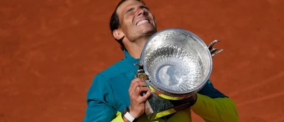 So sah es viele Jahre in Paris aus: Rafael Nadal mit dem Pokal der French Open. - © Christophe Ena/AP/dpa